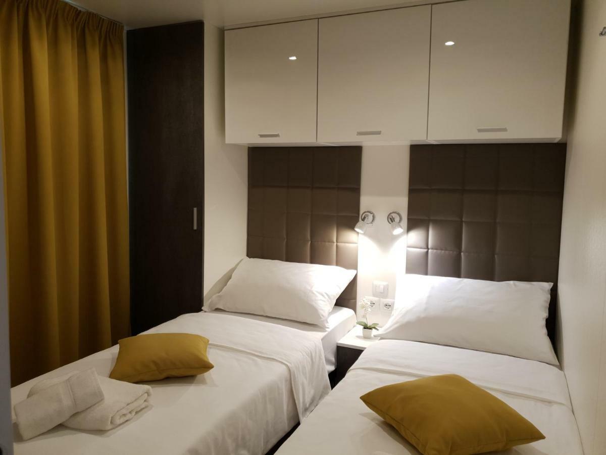Dalmaris Camp - Prestige Mobile Homes Biograd Na Moru Bagian luar foto